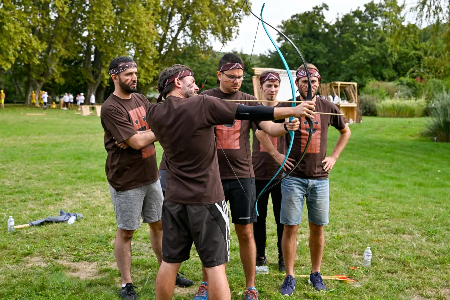 Participants pendant une activité de tir à l’arc